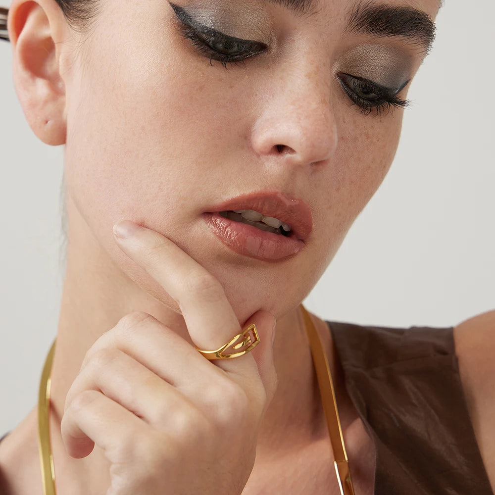 Anel Lívia Design Geométrico Vazado Banhado em Ouro 18K