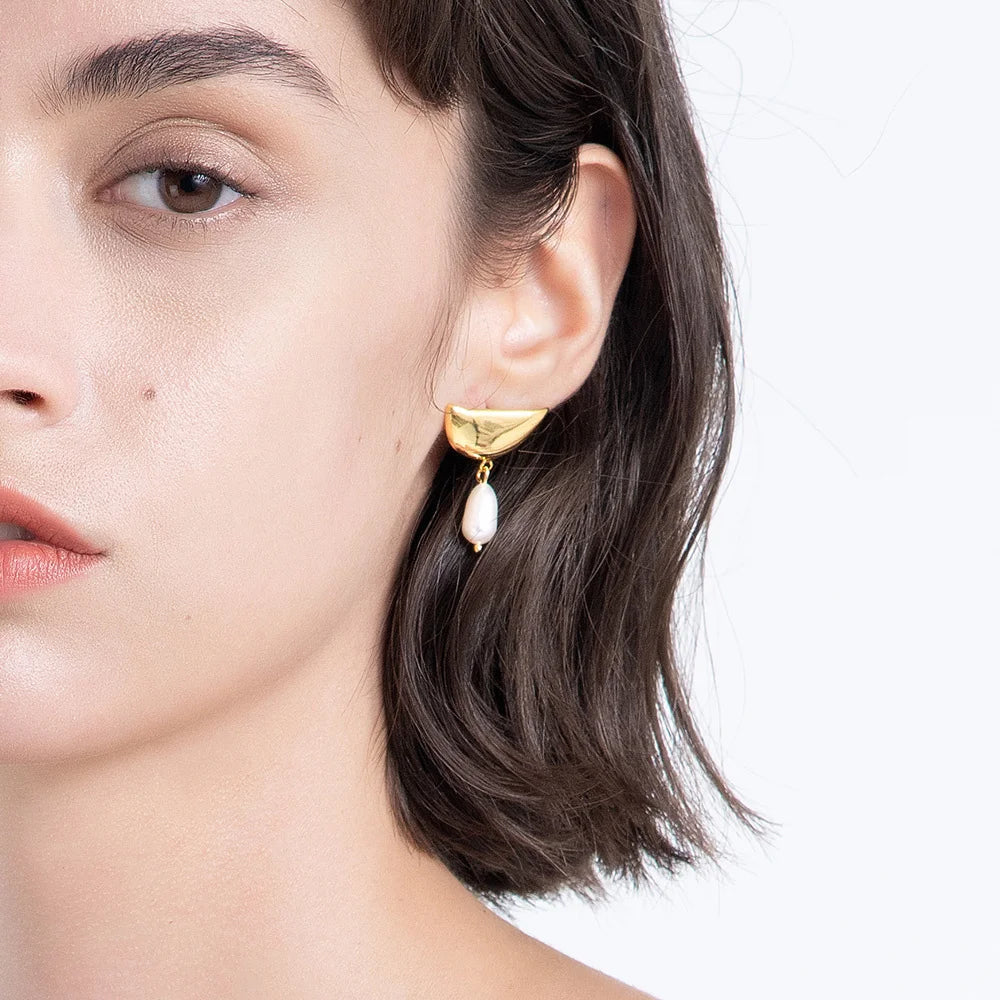 Brinco Luna Meia Lua com Pérola Natural Banhado em Ouro 18K