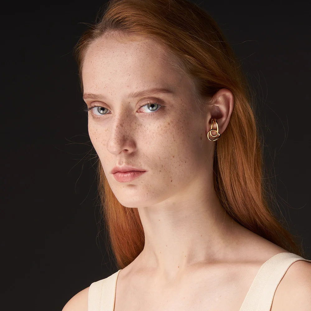 Brinco Íris Nó Abstrato Orgânico Banhado em Ouro 18K