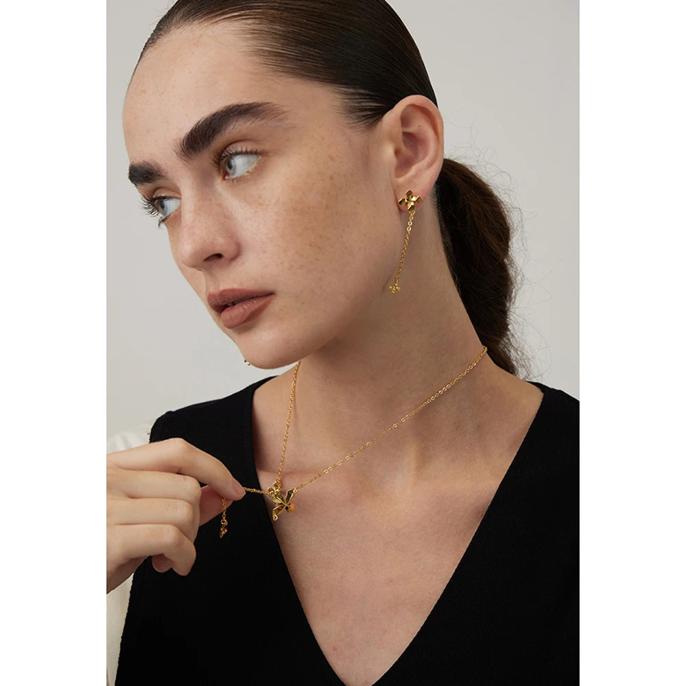 Colar Gravatinha Chloe Trevo da Sorte Banhado em Ouro 18K