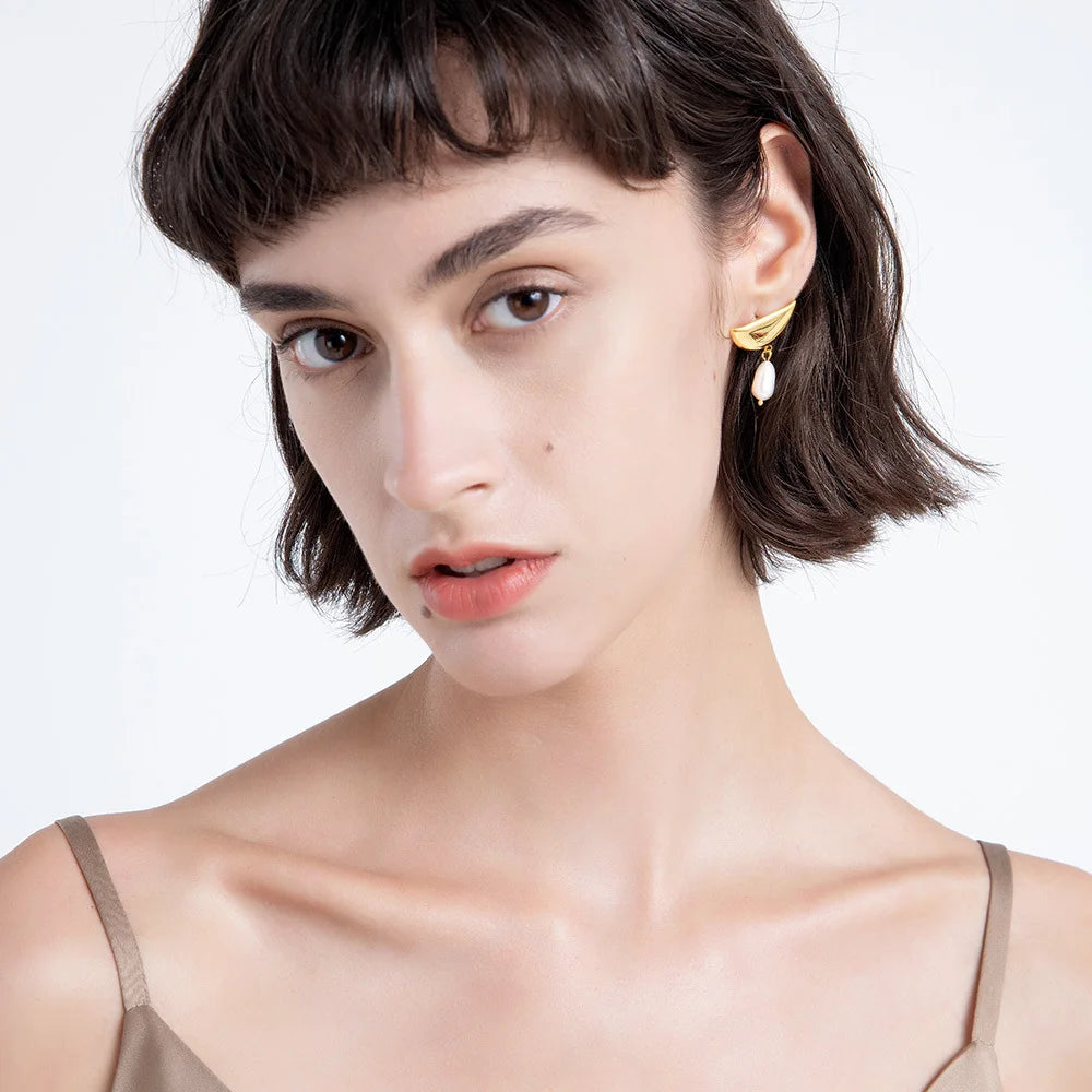 Brinco Luna Meia Lua com Pérola Natural Banhado em Ouro 18K