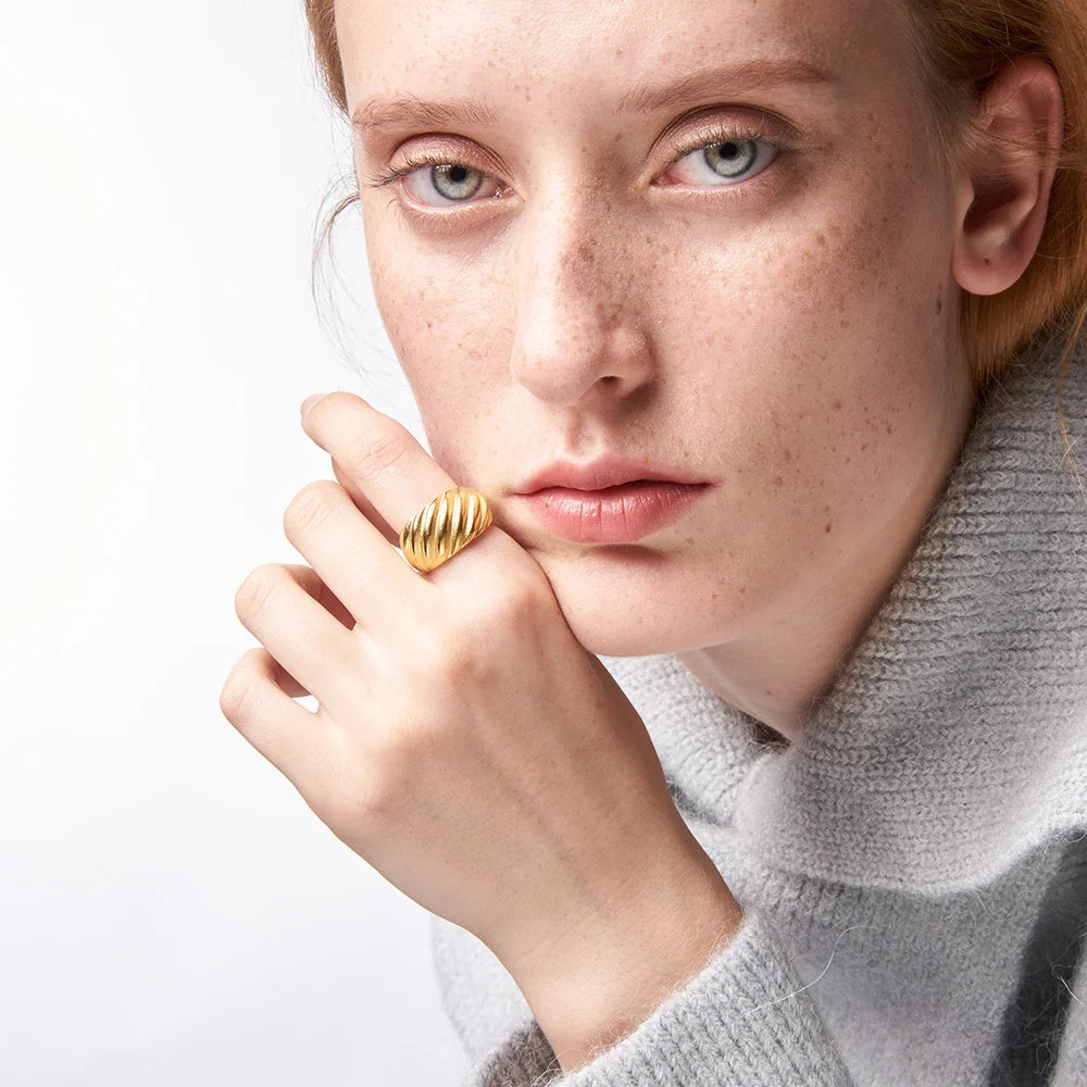 Anel Roma de Gomos Polidos Banhado em Ouro 18K