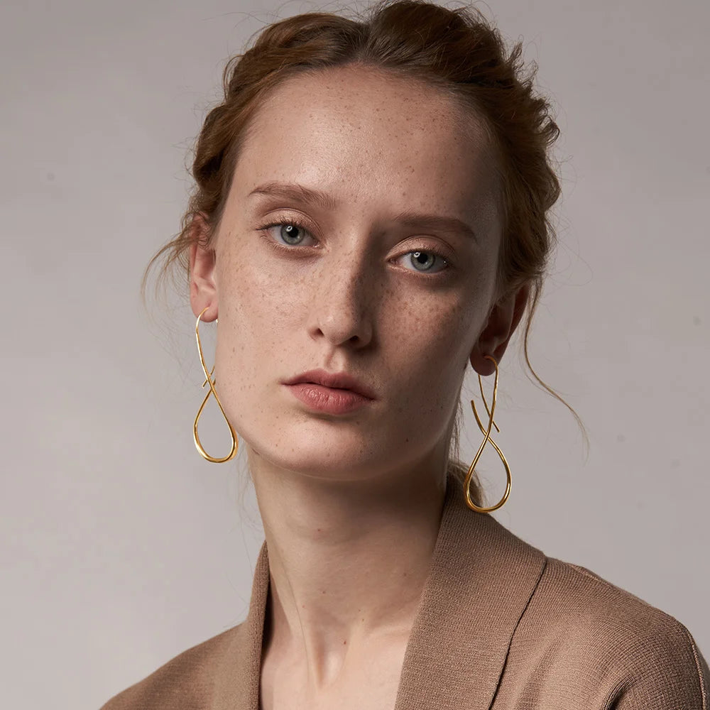 Brinco Celine Gota Entrelaçada Minimalista Banhado em Ouro 18K