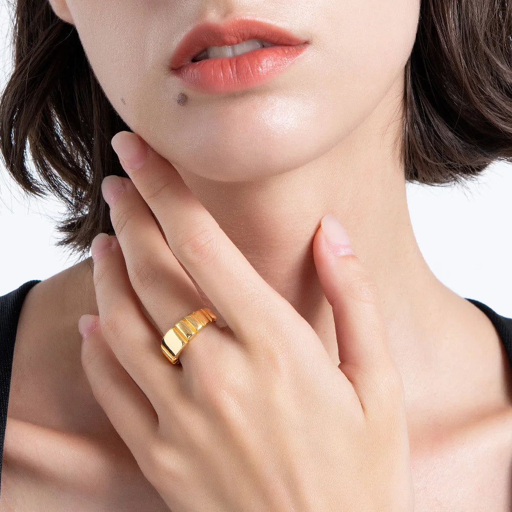 Anel Siena Texturizado Ondulado Banhado em Ouro 18K